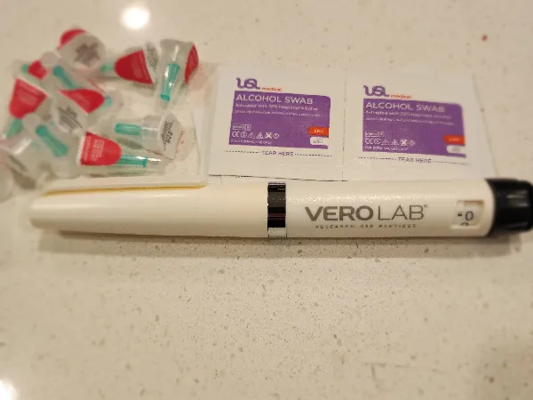 Customer photo: Pre-filled pen with needles and swabs, as received